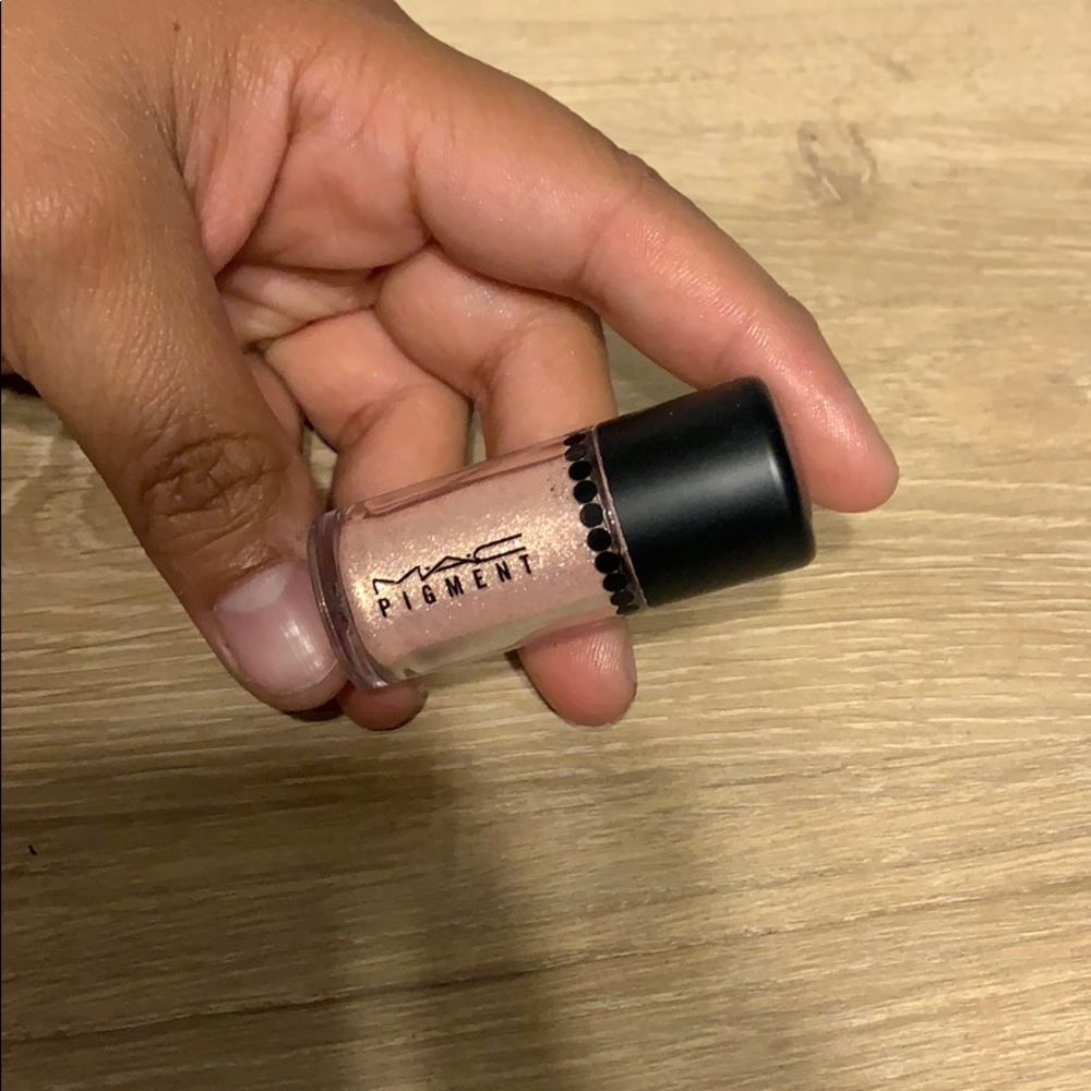 Mac pigment in whisper Pink